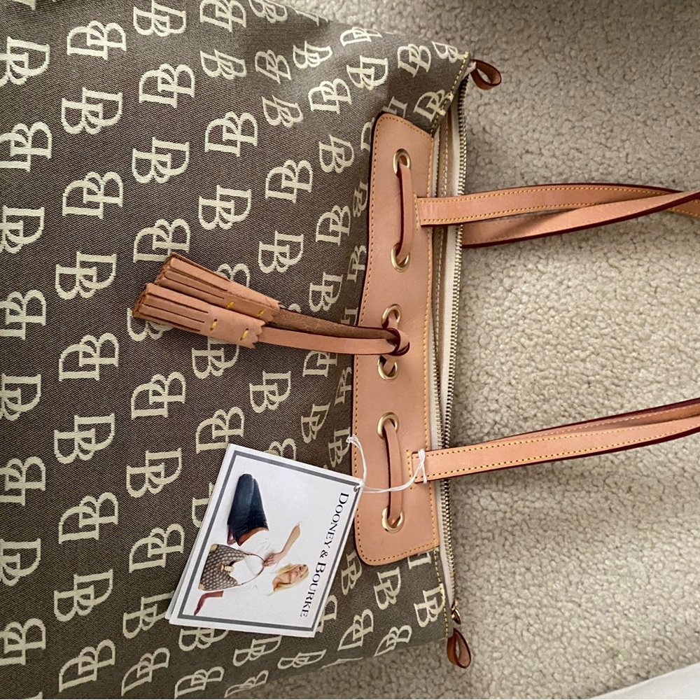 NWT Tassel Dooney & Bourke Large Tassel Zip Top Monogram Bag